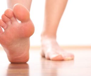 עור יבש בכפות הרגליים | איך לשמור על כפות הרגליים רכות וחלקות >>