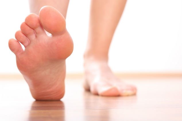 עור יבש בכפות הרגליים | איך לשמור על כפות הרגליים רכות וחלקות >>